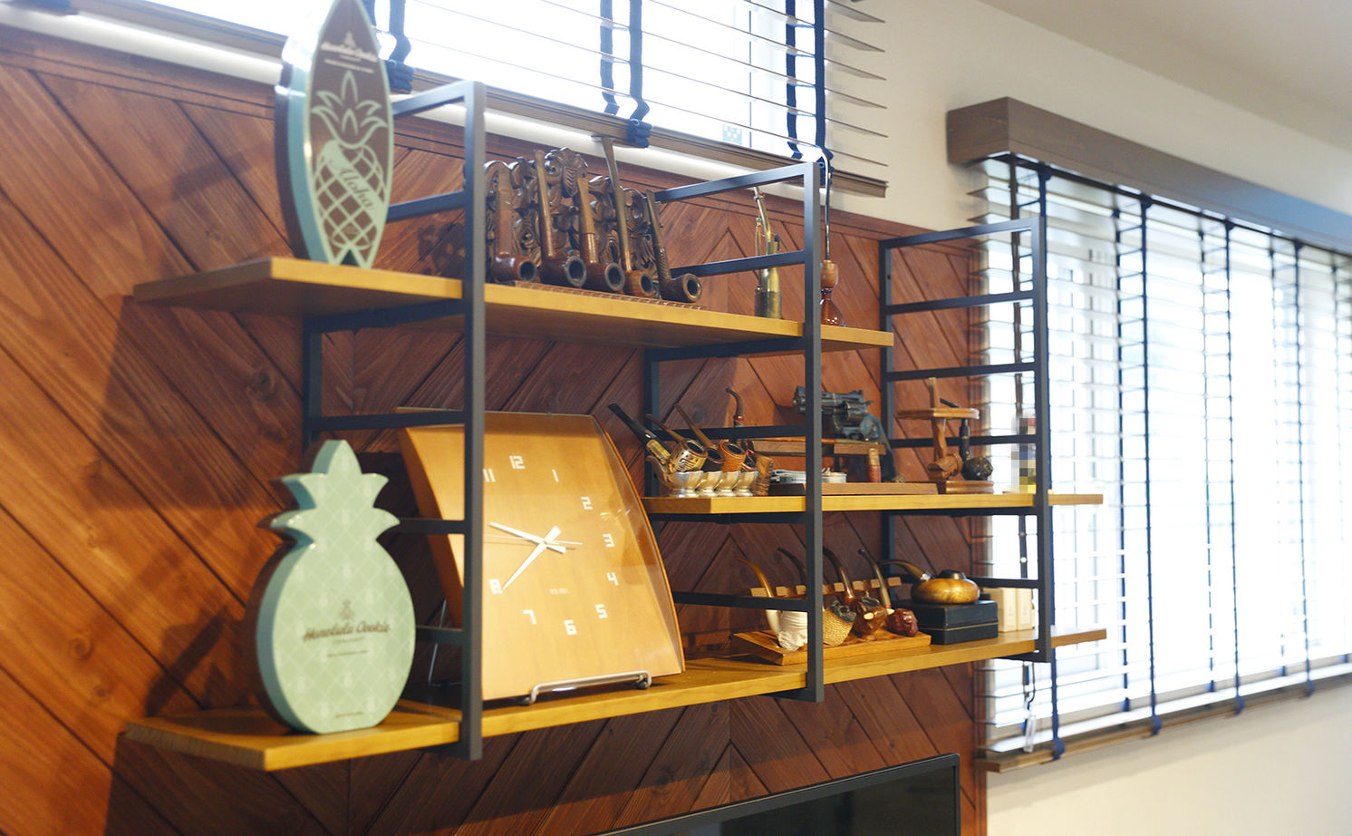 ユニバーサルホーム 【間取図/無垢床&床暖房/西海岸風】トレーニングやバイクいじりが楽しい土間空間とスケルトン階段が自慢の建築実例画像9