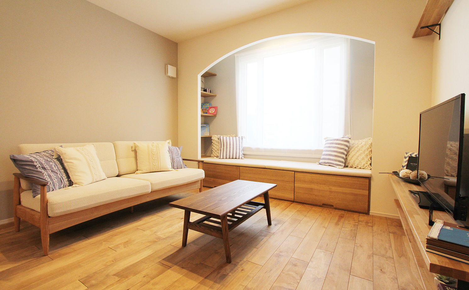 ユニバーサルホーム 【間取図/無垢床&床暖房/家カフェ風/ヌック】30坪台のコンパクトな家でのびのびと豊かに暮らすの建築実例画像2