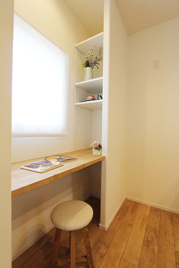 ユニバーサルホーム 【間取図/無垢床&床暖房/家カフェ風/ヌック】30坪台のコンパクトな家でのびのびと豊かに暮らすの建築実例画像5