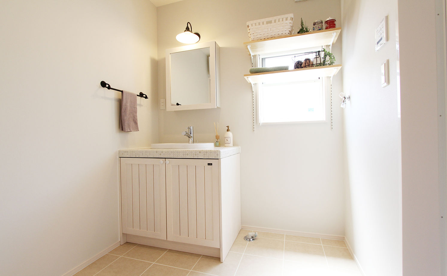 ユニバーサルホーム 【間取図/無垢床&床暖房/家カフェ風/ヌック】30坪台のコンパクトな家でのびのびと豊かに暮らすの建築実例画像7