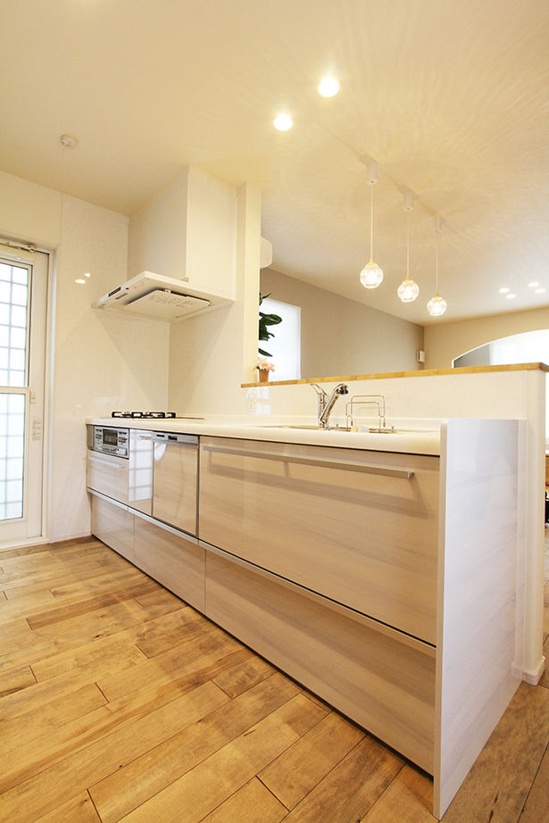 ユニバーサルホーム 【間取図/無垢床&床暖房/家カフェ風/ヌック】30坪台のコンパクトな家でのびのびと豊かに暮らすの建築実例画像10