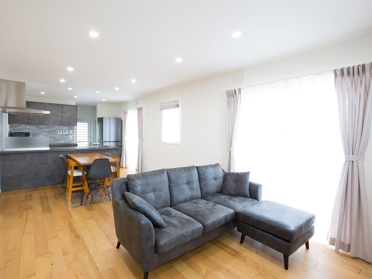 ユニバーサルホーム 【カフェ風／5LDK／家事動線】デザインや家事動線にこだわった、スタイリッシュなカフェ風の5LDKの住まいの建築実例画像2