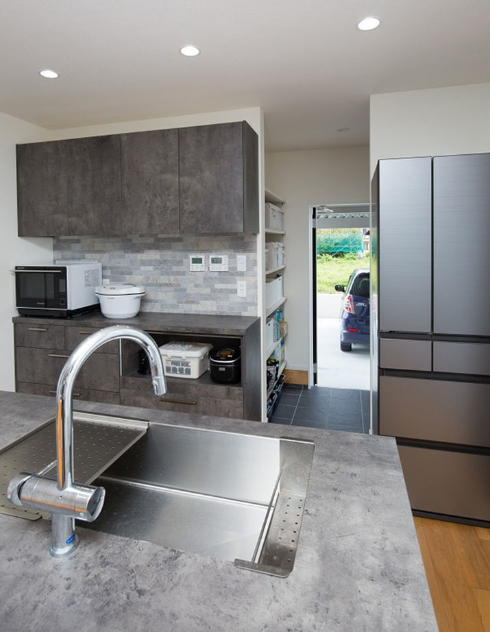 ユニバーサルホーム 【カフェ風／5LDK／家事動線】デザインや家事動線にこだわった、スタイリッシュなカフェ風の5LDKの住まいの建築実例画像4