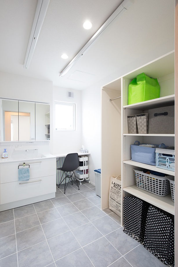 ユニバーサルホーム 【カフェ風／5LDK／家事動線】デザインや家事動線にこだわった、スタイリッシュなカフェ風の5LDKの住まいの建築実例画像7