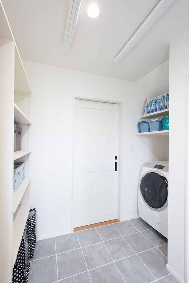 ユニバーサルホーム 【カフェ風／5LDK／家事動線】デザインや家事動線にこだわった、スタイリッシュなカフェ風の5LDKの住まいの建築実例画像8