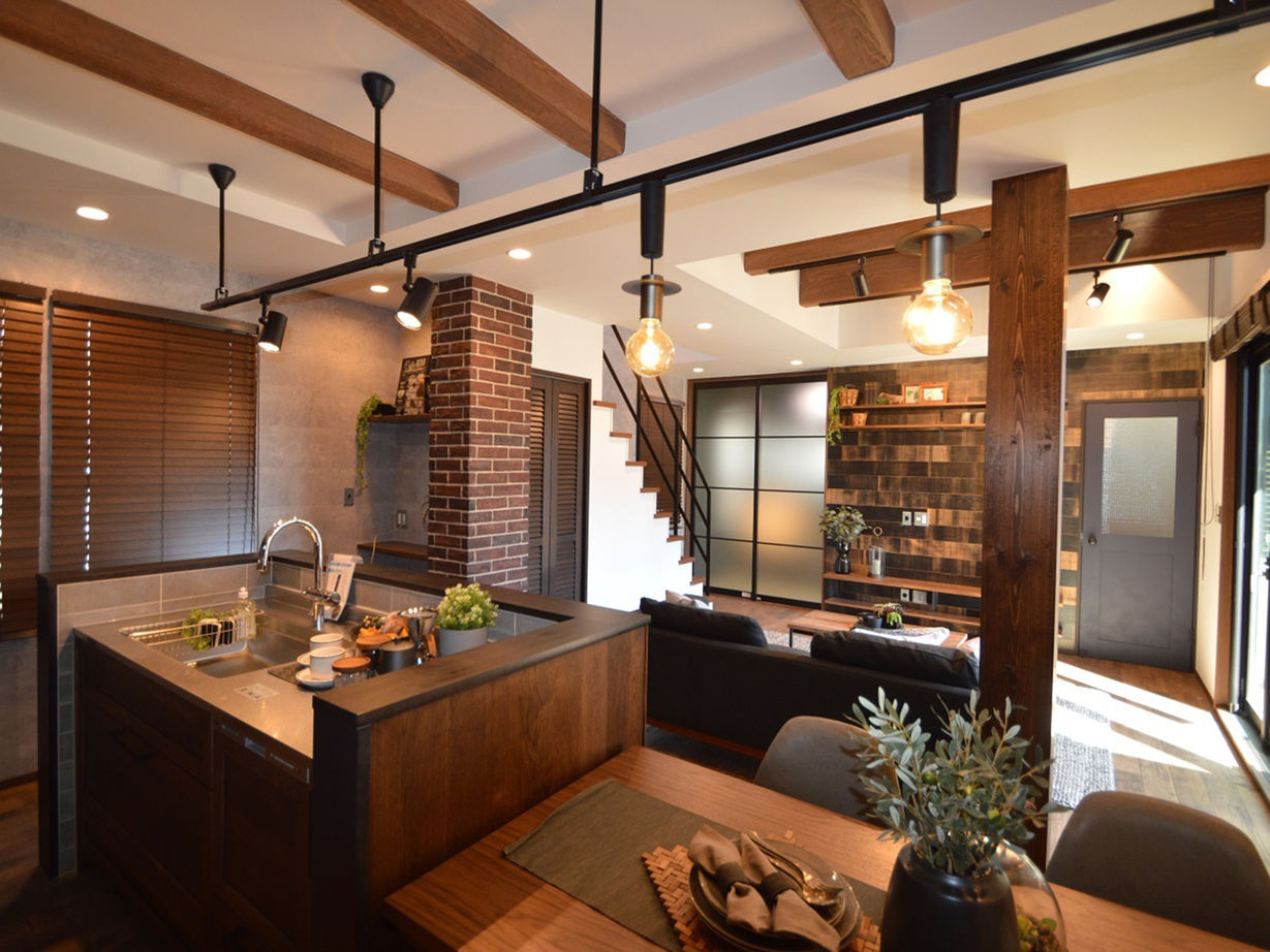 ユニバーサルホーム 【ブルックリンスタイル／吹き抜け／パティオ】暮らしの中心にパティオのあるブルックリンスタイルの家の建築実例画像2