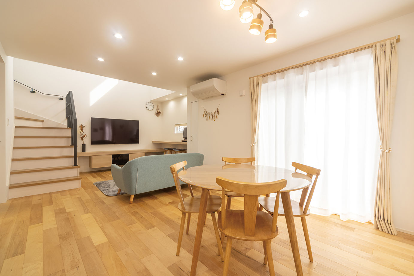 ユニバーサルホーム 【家事ラク動線／充実収納／無垢床・床暖房】子育て期間も将来的にも快適に過ごせる工夫が満載の建築実例画像1