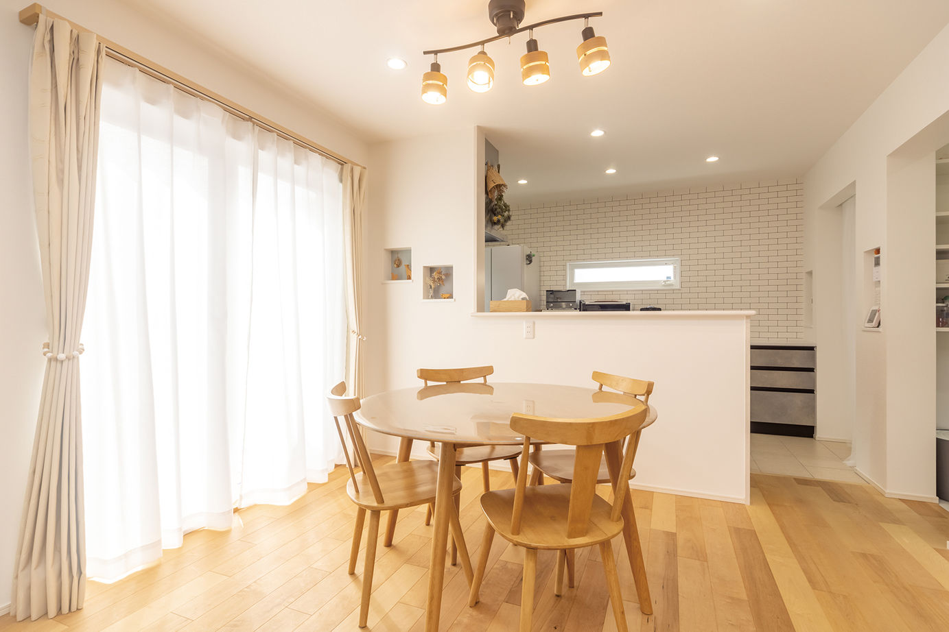 ユニバーサルホーム 【家事ラク動線／充実収納／無垢床・床暖房】子育て期間も将来的にも快適に過ごせる工夫が満載の建築実例画像5