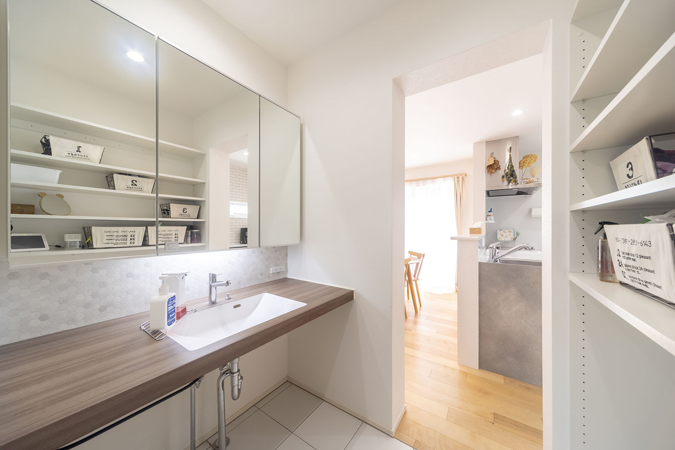 ユニバーサルホーム 【家事ラク動線／充実収納／無垢床・床暖房】子育て期間も将来的にも快適に過ごせる工夫が満載の建築実例画像7