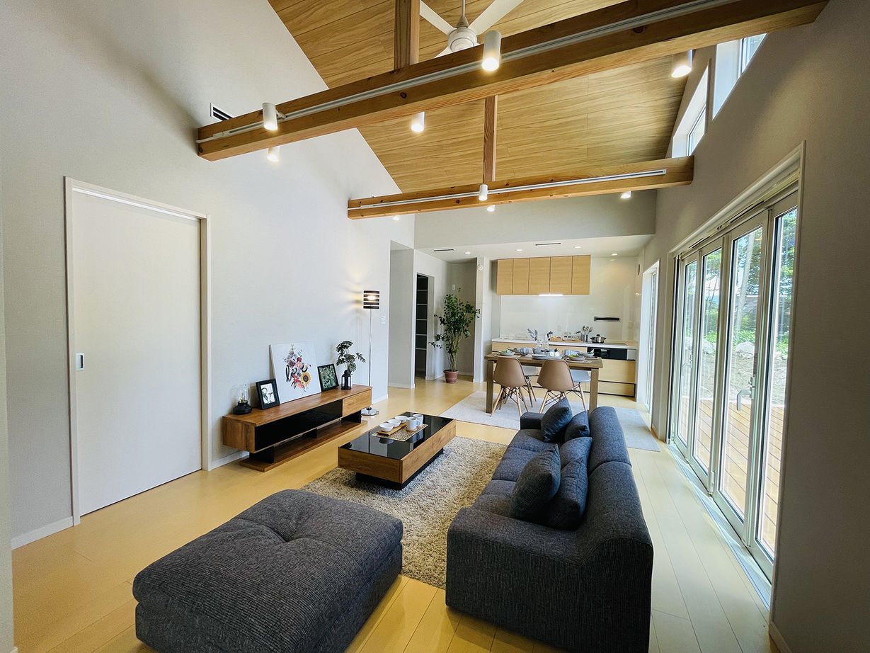 ユニバーサルホーム 【2400万円／ビルトインガレージ／全館空調／平屋／間取図有】愛犬と一緒に八ヶ岳ライフを満喫できる家の建築実例画像2