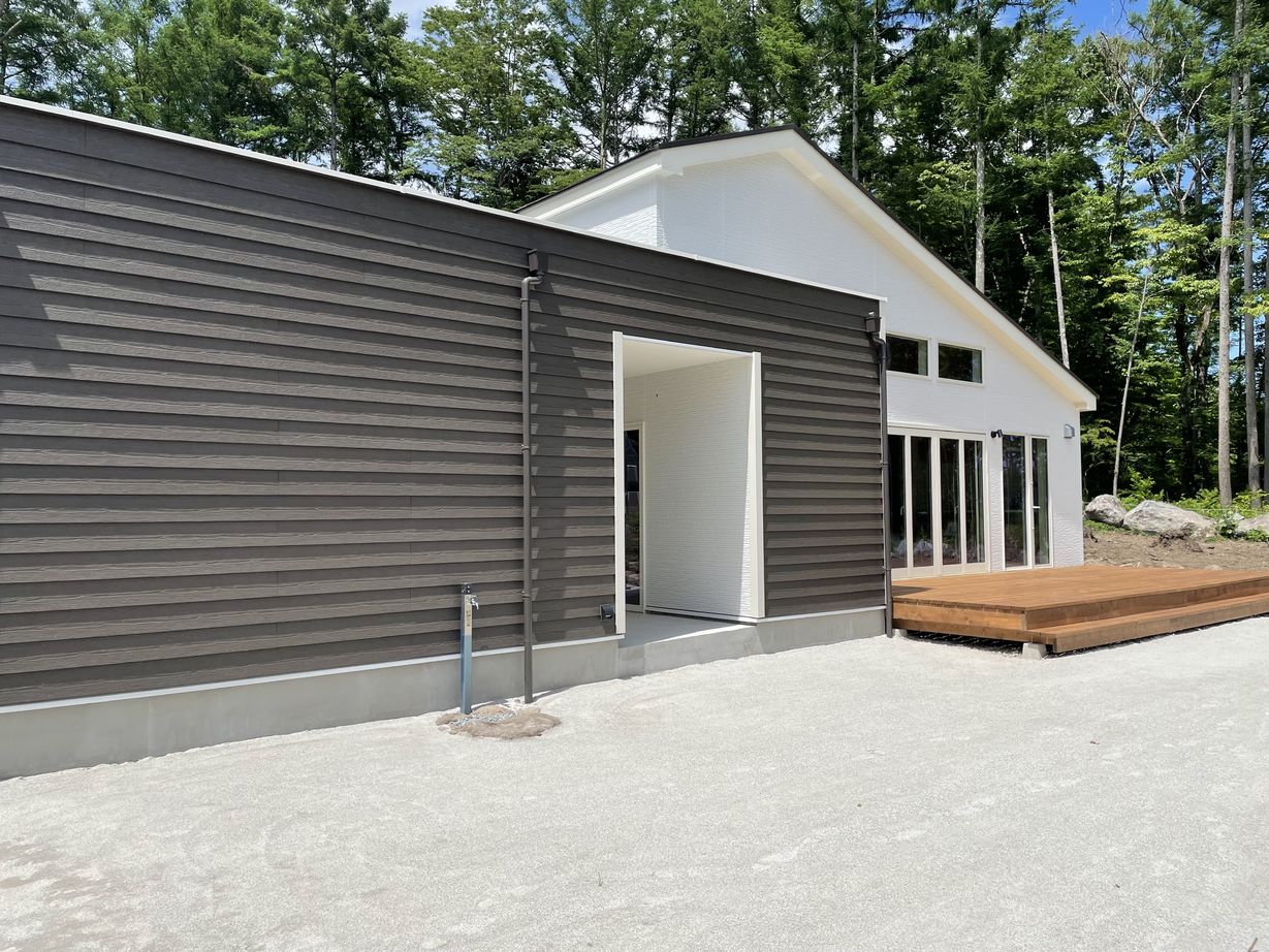 ユニバーサルホーム 【2400万円／ビルトインガレージ／全館空調／平屋／間取図有】愛犬と一緒に八ヶ岳ライフを満喫できる家の建築実例画像3