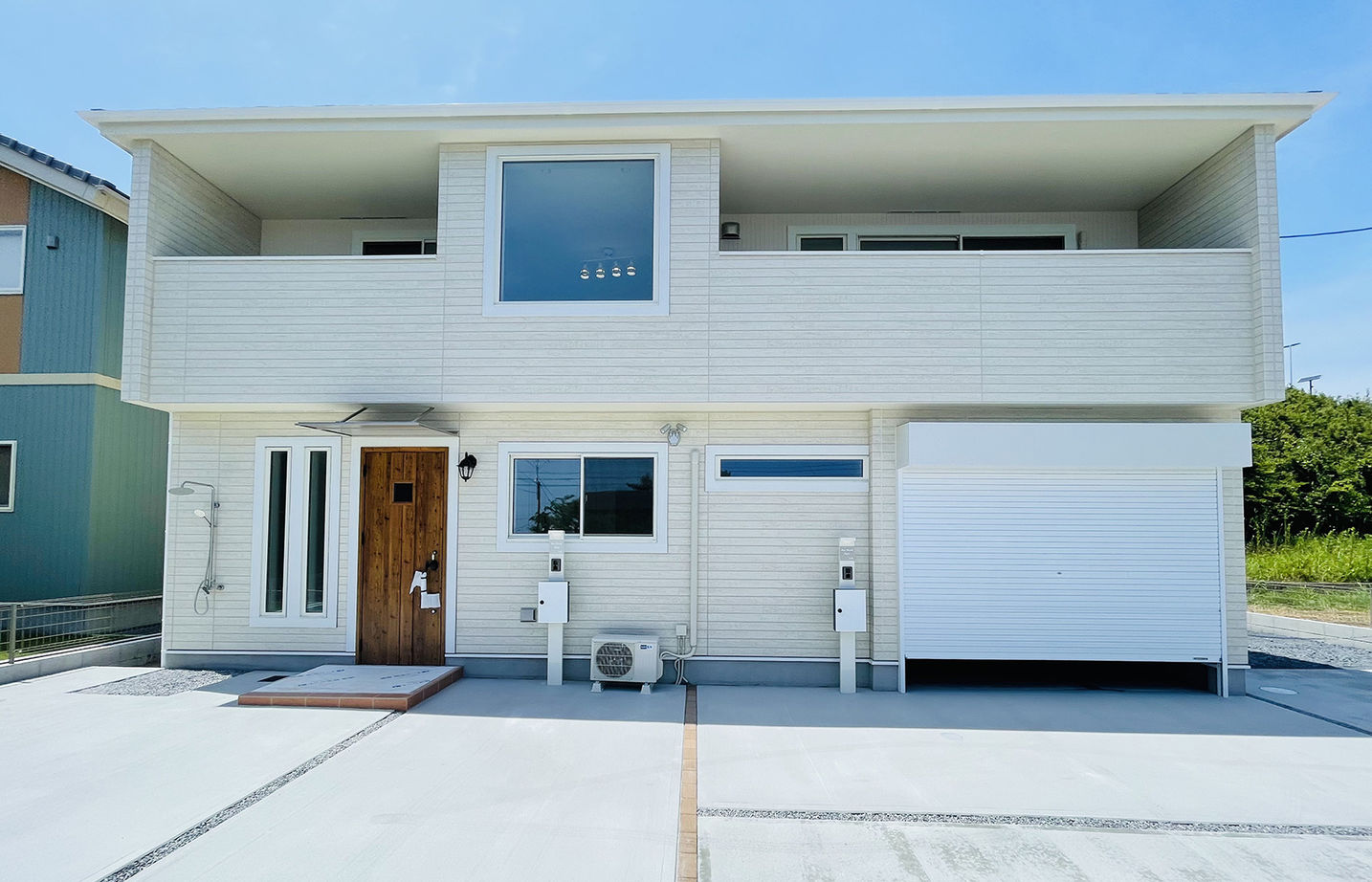 ユニバーサルホーム 【2325万円／ビルトインガレージ／2階リビング】アウトドアな趣味を満喫！青空に映えるリゾートハウスの建築実例画像1