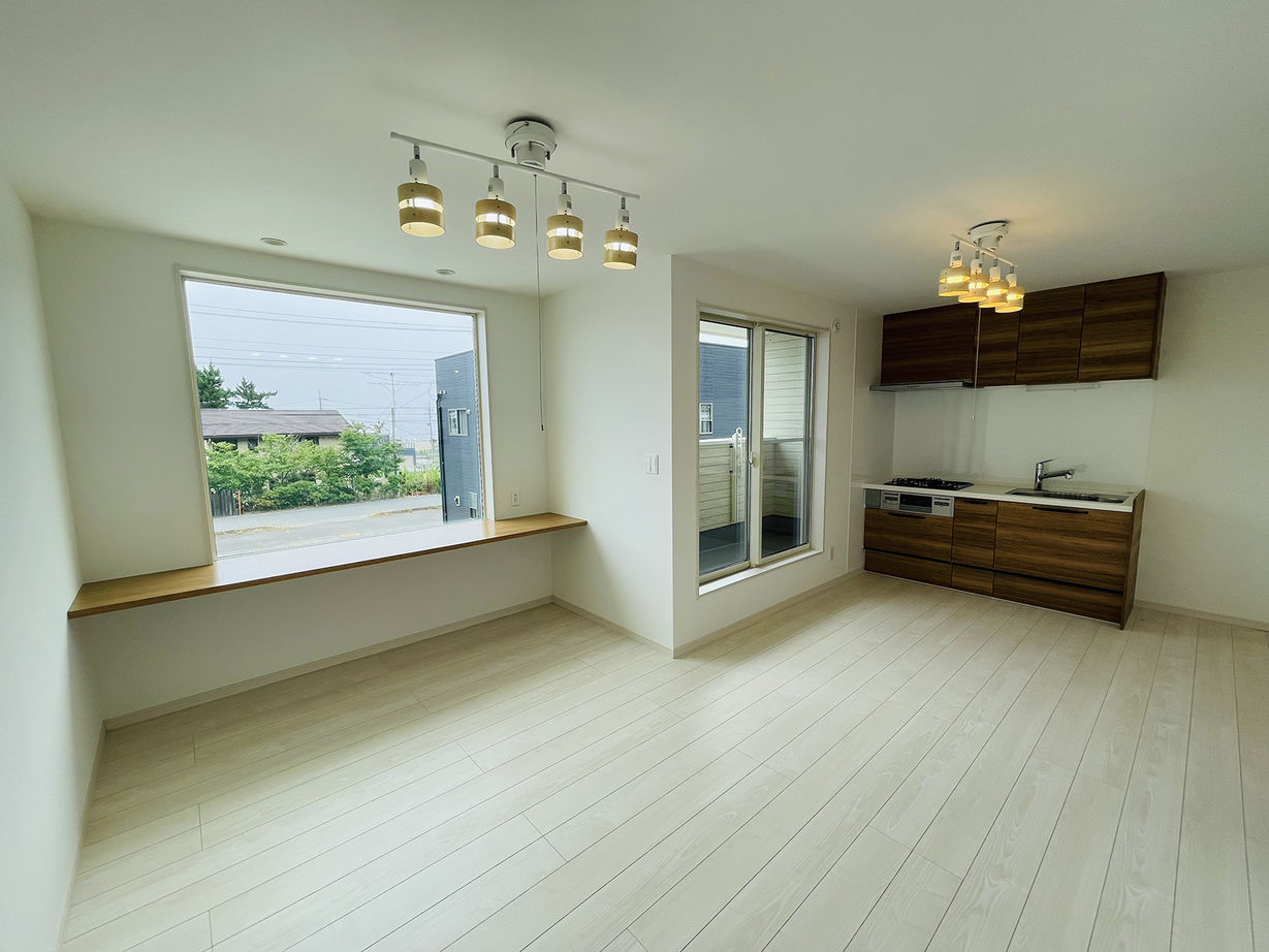 ユニバーサルホーム 【2325万円／ビルトインガレージ／2階リビング】アウトドアな趣味を満喫！青空に映えるリゾートハウスの建築実例画像2