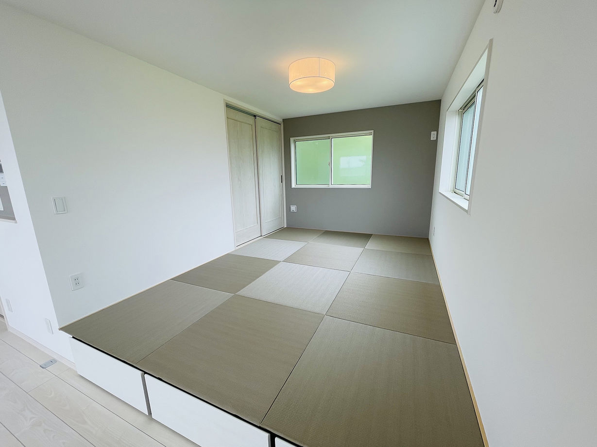 ユニバーサルホーム 【2325万円／ビルトインガレージ／2階リビング】アウトドアな趣味を満喫！青空に映えるリゾートハウスの建築実例画像3