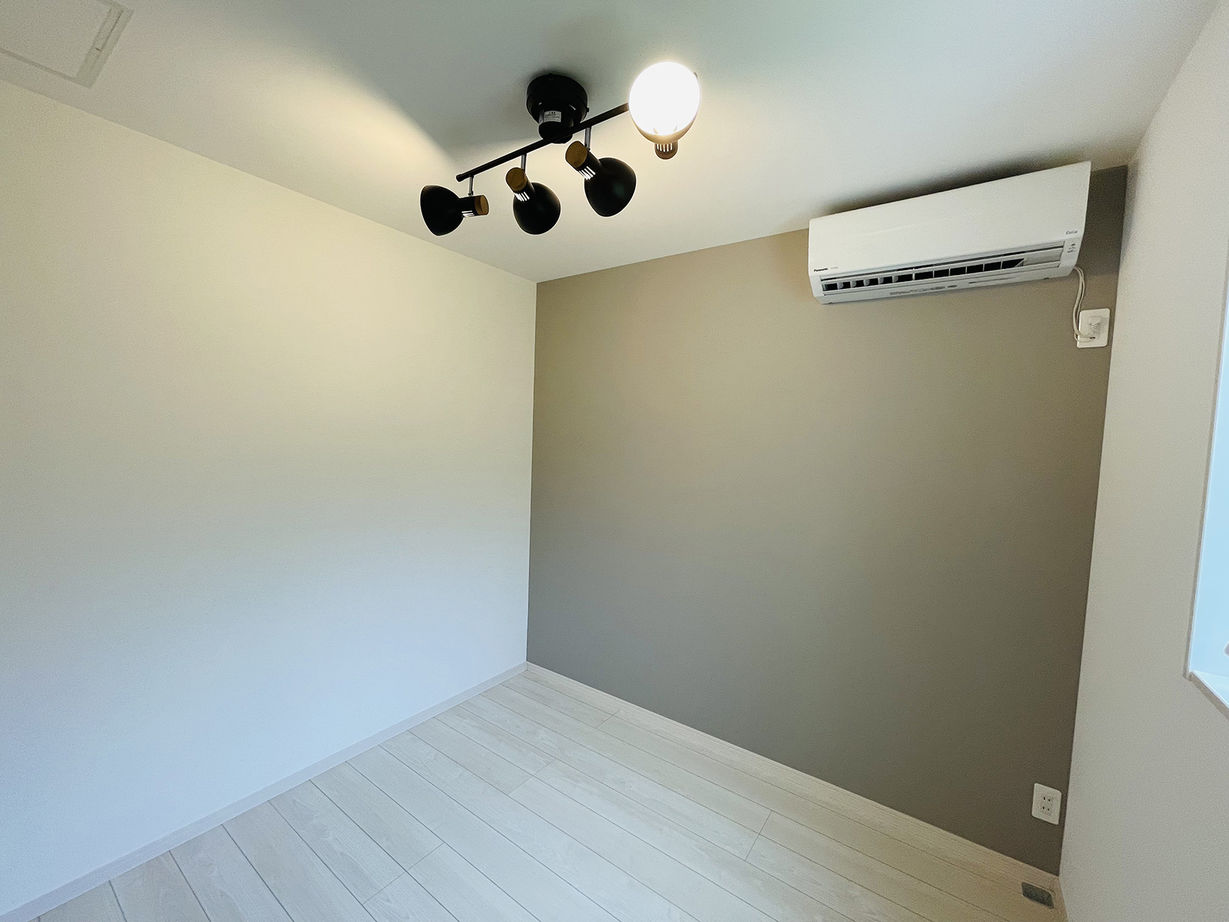 ユニバーサルホーム 【2325万円／ビルトインガレージ／2階リビング】アウトドアな趣味を満喫！青空に映えるリゾートハウスの建築実例画像4