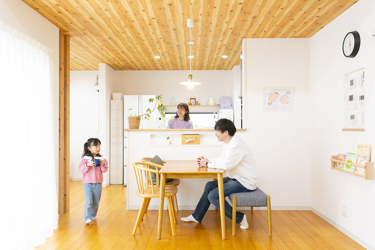 ユニバーサルホーム 【平屋／子育て夫婦が考えた楽しい空間】ナチュラルで明るい勾配天井のリビングでホームシアターを楽しむ家の建築実例画像1