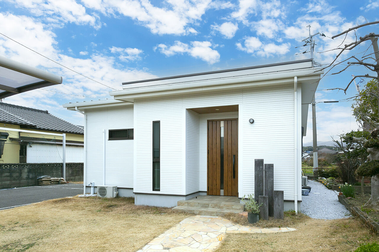ユニバーサルホーム 【平屋／子育て夫婦が考えた楽しい空間】ナチュラルで明るい勾配天井のリビングでホームシアターを楽しむ家の建築実例画像2