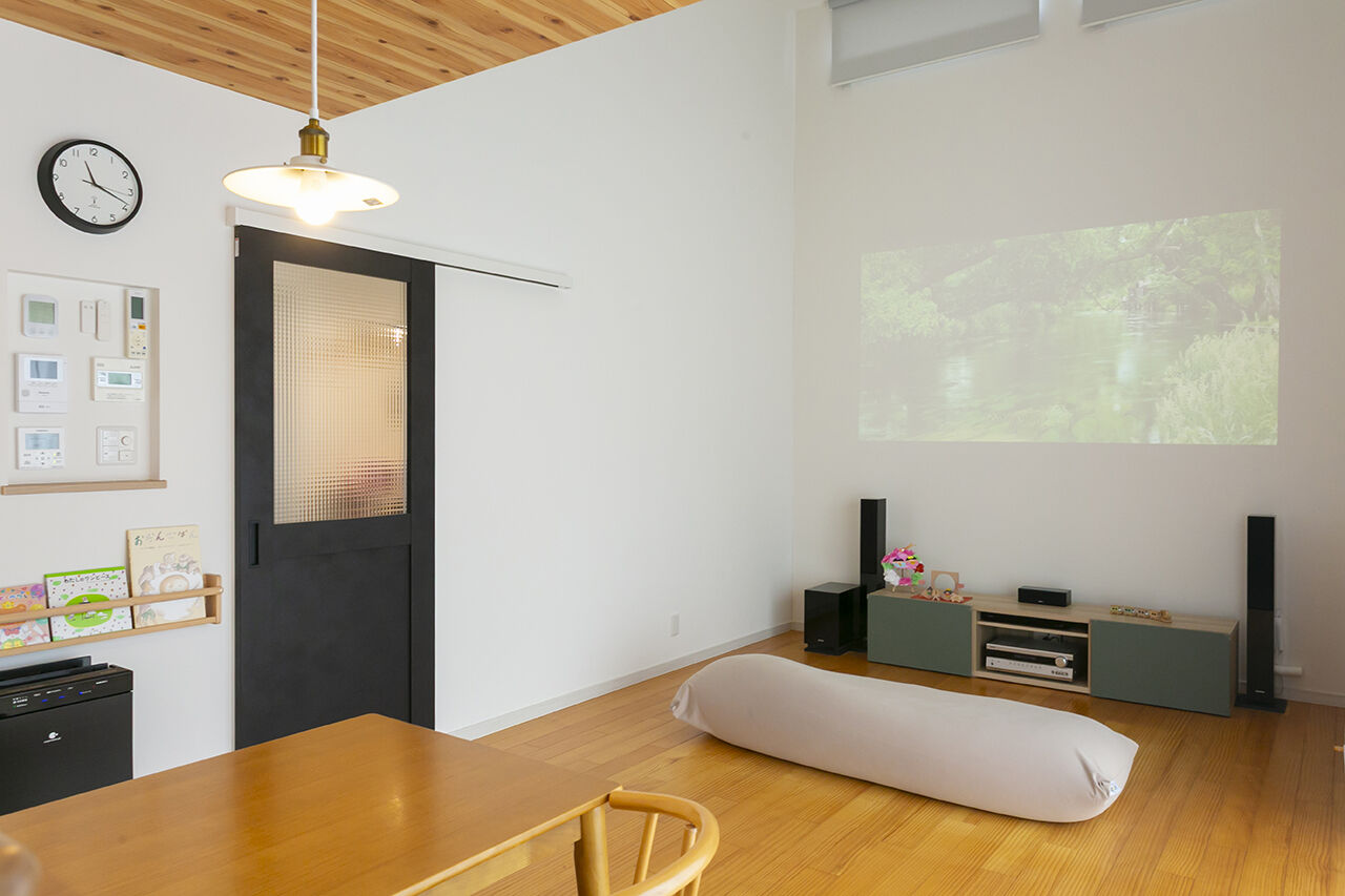 ユニバーサルホーム 【平屋／子育て夫婦が考えた楽しい空間】ナチュラルで明るい勾配天井のリビングでホームシアターを楽しむ家の建築実例画像3