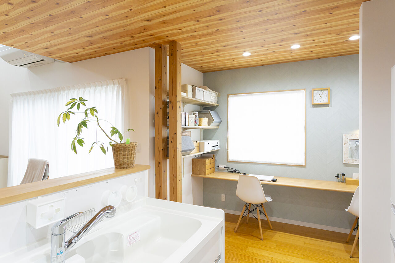 ユニバーサルホーム 【平屋／子育て夫婦が考えた楽しい空間】ナチュラルで明るい勾配天井のリビングでホームシアターを楽しむ家の建築実例画像4