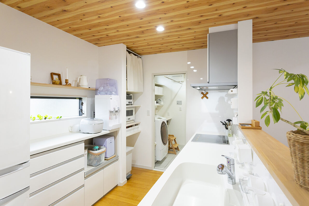 ユニバーサルホーム 【平屋／子育て夫婦が考えた楽しい空間】ナチュラルで明るい勾配天井のリビングでホームシアターを楽しむ家の建築実例画像5