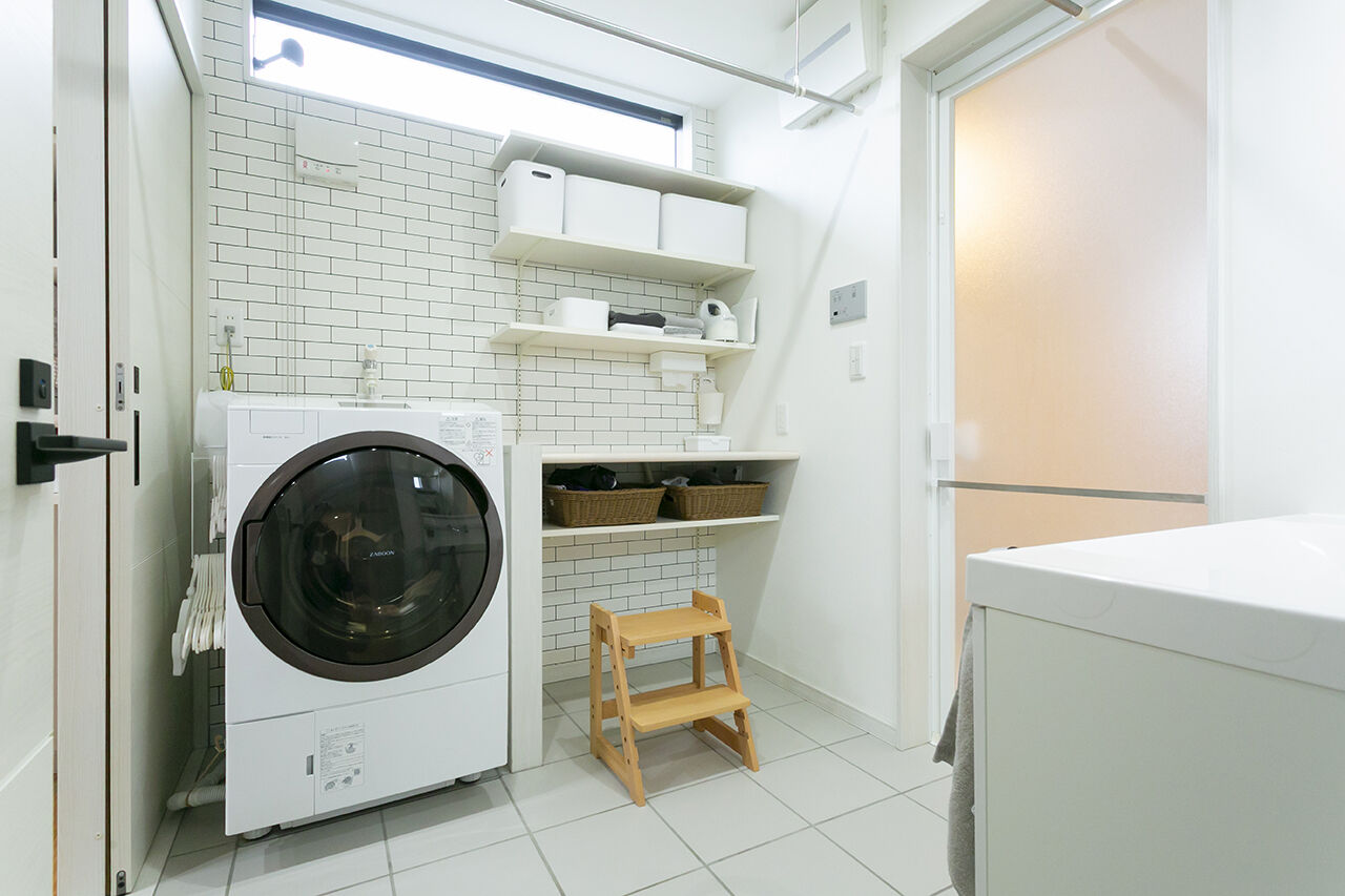 ユニバーサルホーム 【平屋／子育て夫婦が考えた楽しい空間】ナチュラルで明るい勾配天井のリビングでホームシアターを楽しむ家の建築実例画像6