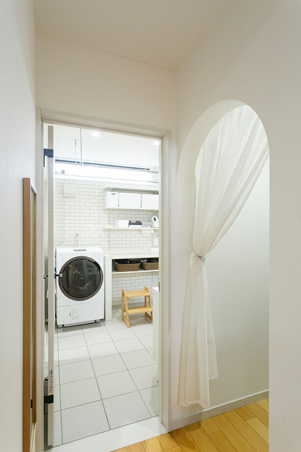 ユニバーサルホーム 【平屋／子育て夫婦が考えた楽しい空間】ナチュラルで明るい勾配天井のリビングでホームシアターを楽しむ家の建築実例画像7