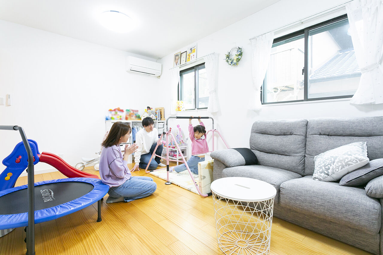 ユニバーサルホーム 【平屋／子育て夫婦が考えた楽しい空間】ナチュラルで明るい勾配天井のリビングでホームシアターを楽しむ家の建築実例画像8