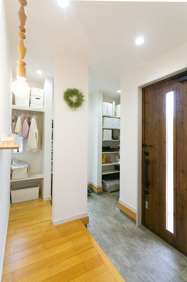 ユニバーサルホーム 【平屋／子育て夫婦が考えた楽しい空間】ナチュラルで明るい勾配天井のリビングでホームシアターを楽しむ家の建築実例画像9