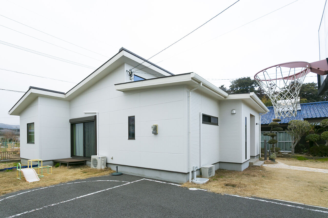 ユニバーサルホーム 【平屋／子育て夫婦が考えた楽しい空間】ナチュラルで明るい勾配天井のリビングでホームシアターを楽しむ家の建築実例画像10