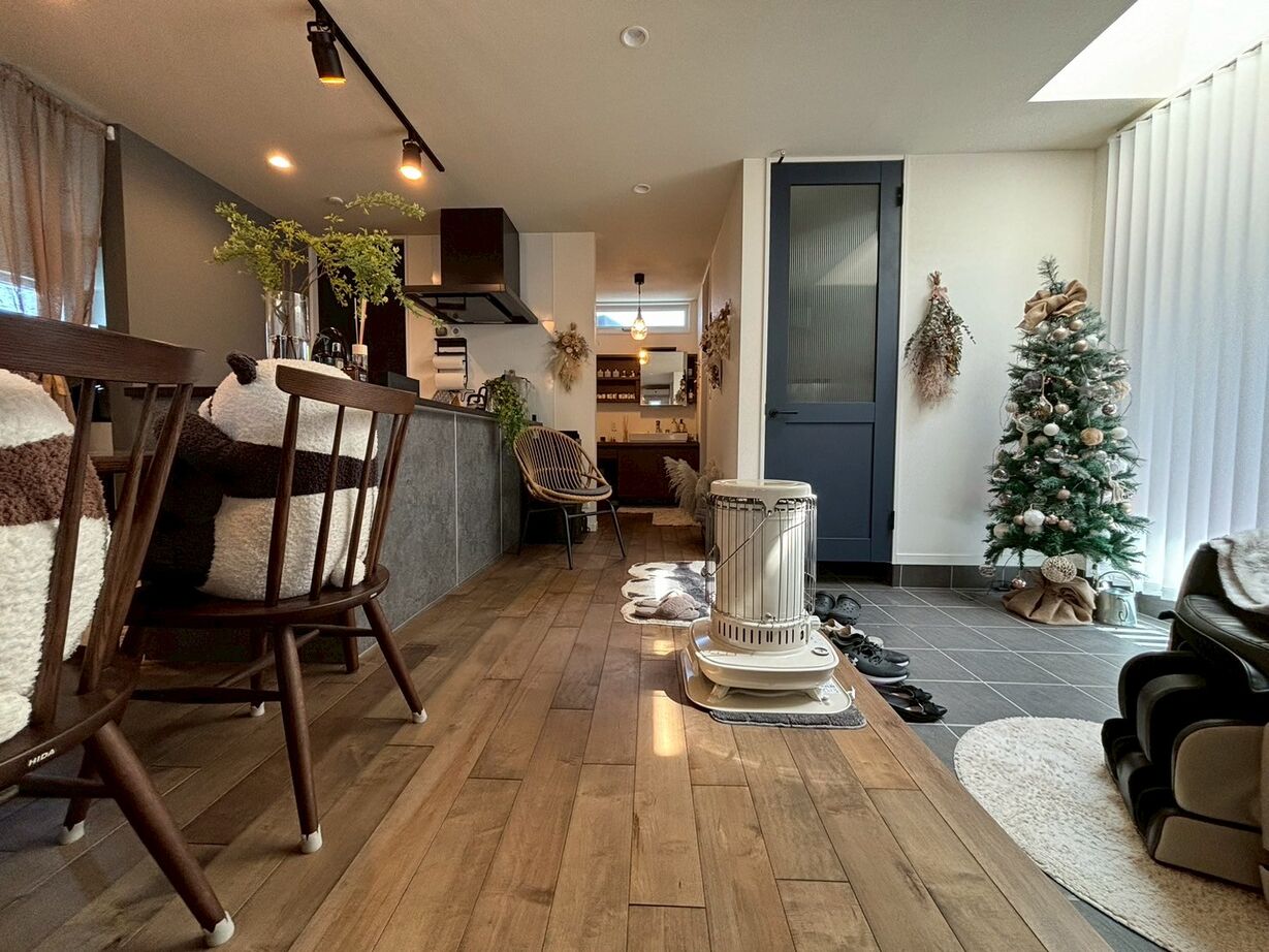 ユニバーサルホーム 重厚感と曲線の美しさが際立つブラックカラーの外観が特長の家の建築実例画像2