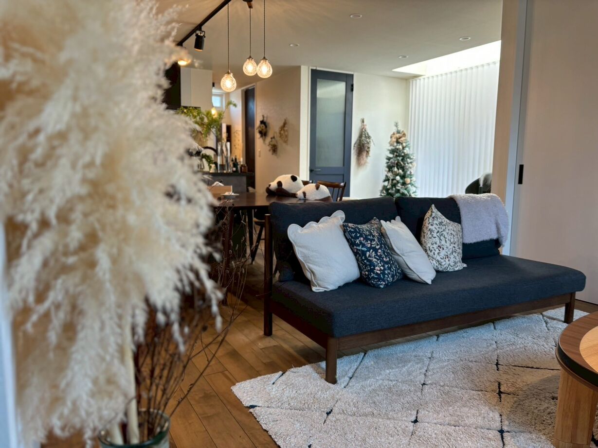 ユニバーサルホーム 重厚感と曲線の美しさが際立つブラックカラーの外観が特長の家の建築実例画像3