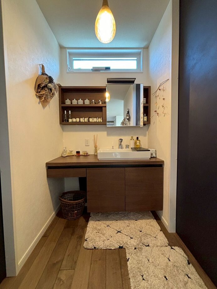 ユニバーサルホーム 重厚感と曲線の美しさが際立つブラックカラーの外観が特長の家の建築実例画像4