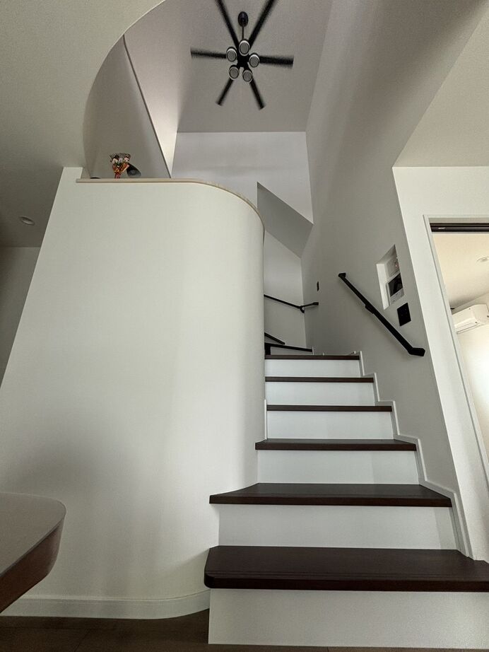 ユニバーサルホーム 重厚感と曲線の美しさが際立つブラックカラーの外観が特長の家の建築実例画像5