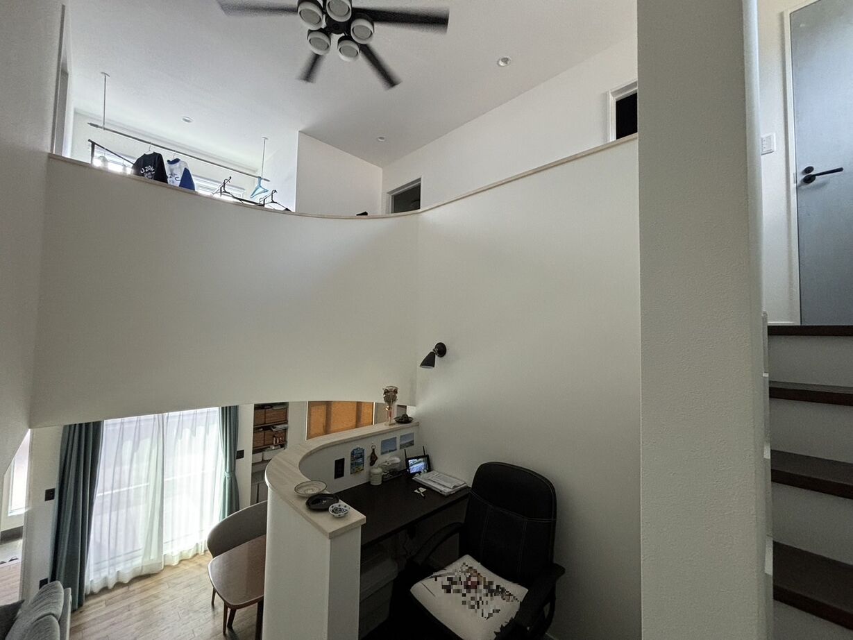 ユニバーサルホーム 重厚感と曲線の美しさが際立つブラックカラーの外観が特長の家の建築実例画像6