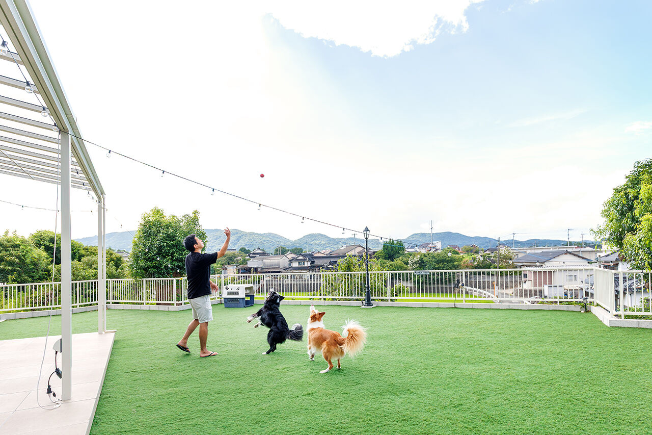 ユニバーサルホーム 【大きな吹き抜け／ドッグスペース＆ドッグラン／約30畳のLDK】２匹のボーダー・コリーと楽しく暮らす家の建築実例画像2