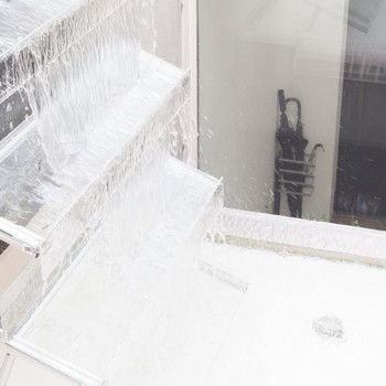 一級建築士事務所　ビー・ツー 【傾斜地/吹き抜け/半地下ガレージハウス】外からは想像できない開放感×大胆さ。白い箱型の要塞のような家の建築実例画像2