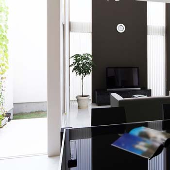 一級建築士事務所　ビー・ツー 【傾斜地/吹き抜け/半地下ガレージハウス】外からは想像できない開放感×大胆さ。白い箱型の要塞のような家の建築実例画像3