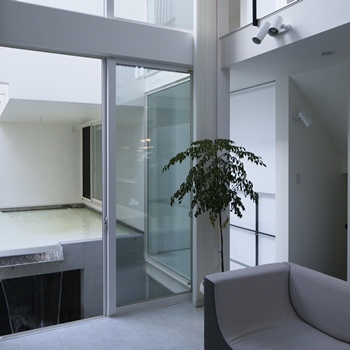 一級建築士事務所　ビー・ツー 【傾斜地/吹き抜け/半地下ガレージハウス】外からは想像できない開放感×大胆さ。白い箱型の要塞のような家の建築実例画像4