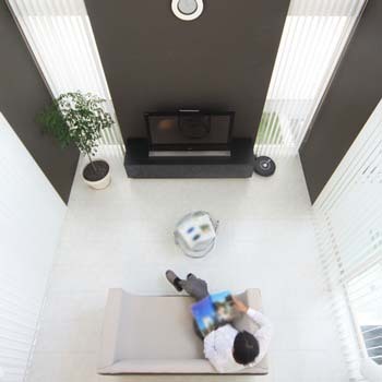 一級建築士事務所　ビー・ツー 【傾斜地/吹き抜け/半地下ガレージハウス】外からは想像できない開放感×大胆さ。白い箱型の要塞のような家の建築実例画像5