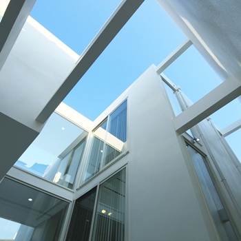 一級建築士事務所　ビー・ツー 【傾斜地/吹き抜け/半地下ガレージハウス】外からは想像できない開放感×大胆さ。白い箱型の要塞のような家の建築実例画像6