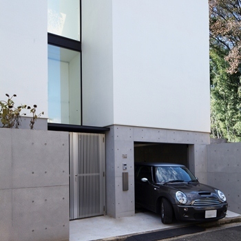 一級建築士事務所　ビー・ツー 【傾斜地/吹き抜け/半地下ガレージハウス】外からは想像できない開放感×大胆さ。白い箱型の要塞のような家の建築実例画像7