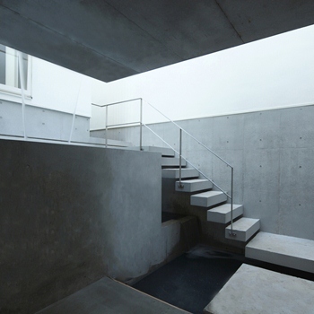 一級建築士事務所　ビー・ツー 【傾斜地/吹き抜け/半地下ガレージハウス】外からは想像できない開放感×大胆さ。白い箱型の要塞のような家の建築実例画像8