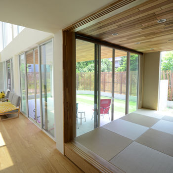 一級建築士事務所　ビー・ツー 【吹き抜け/テラス/中庭/車2台】外に閉じて内に開く家。外には見せない開放的なビルトインガレージハウスの建築実例画像4