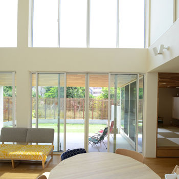 一級建築士事務所　ビー・ツー 【吹き抜け/テラス/中庭/車2台】外に閉じて内に開く家。外には見せない開放的なビルトインガレージハウスの建築実例画像5