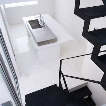 一級建築士事務所　ビー・ツー 【スキップフロア/屋上】家電も全て収納したキッチン。生活感のないスタイリッシュで個性的なデザイン住宅の建築実例画像2