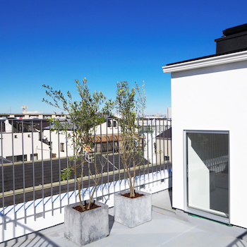 一級建築士事務所　ビー・ツー 【スキップフロア/屋上】家電も全て収納したキッチン。生活感のないスタイリッシュで個性的なデザイン住宅の建築実例画像4