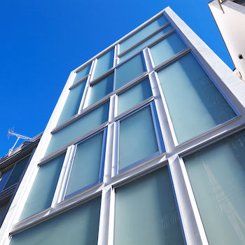 一級建築士事務所　ビー・ツー 【スキップフロア/屋上】家電も全て収納したキッチン。生活感のないスタイリッシュで個性的なデザイン住宅の建築実例画像5