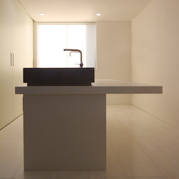 一級建築士事務所　ビー・ツー 【スキップフロア/屋上】家電も全て収納したキッチン。生活感のないスタイリッシュで個性的なデザイン住宅の建築実例画像6