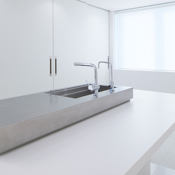 一級建築士事務所　ビー・ツー 【スキップフロア/屋上】家電も全て収納したキッチン。生活感のないスタイリッシュで個性的なデザイン住宅の建築実例画像7