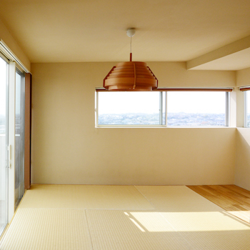 一級建築士事務所　ビー・ツー 【リビング階段/和室】道路と高低差のある土地を活かす設計。家族集まるリビングと景色を楽しめる高台の家の建築実例画像2